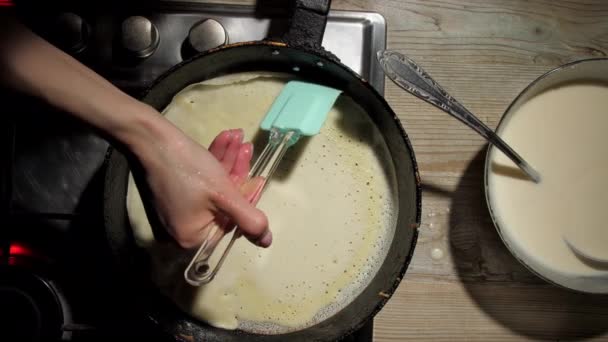 Manicured lady hand holds kitchen spatula and moves — ストック動画