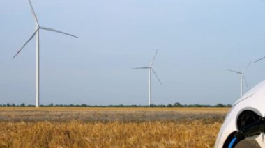 Yel değirmenleri elektrikli araba şarjı için enerji üretir.
