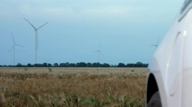 Rüzgar türbini elektrik yüklüyor. Tesla 'yı enerji kaynağı ile şarj ediyor.