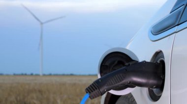 Rüzgar türbini elektrik Tesla istasyonu ve yel değirmenlerini şarj ediyor