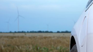 Yel değirmeninin enerjisi kadın arabasının kapağını tıkamak için itiyor