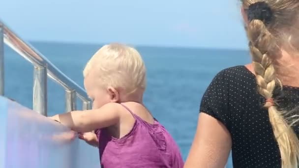 Çocuk anne sarılmak Küpeşte — Stok video