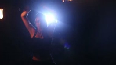 Sanatçı fire yılanlar performans döner