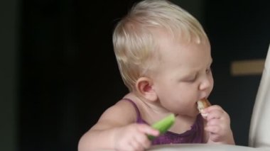 Salatalık çocuk yiyor