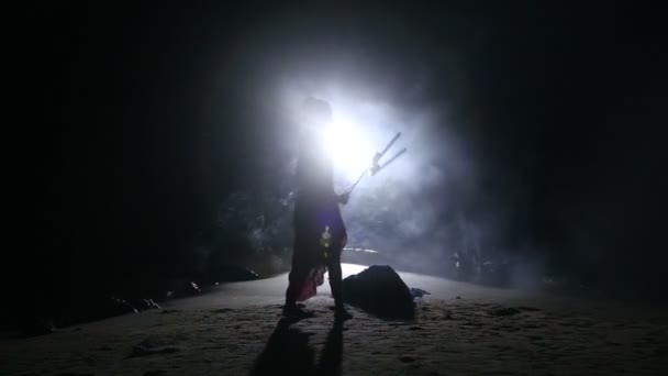 Художник превращает фейерверк в пожар — стоковое видео