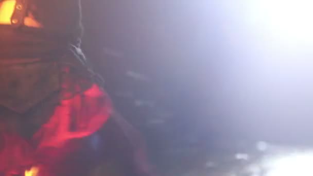 Artiste tourne la performance des serpents de feu 