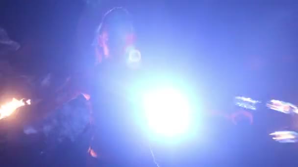 Artiste tourne la performance des ventilateurs de feu 