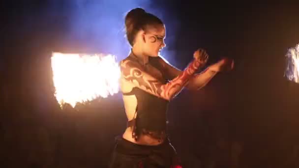 Artiste tourne la performance des ventilateurs de feu — Video