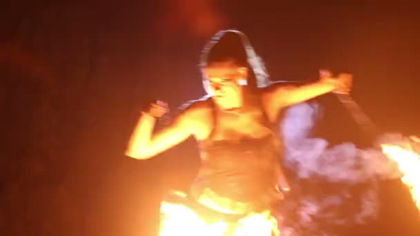 Artista vira o desempenho dos ventiladores de fogo — Vídeo de Stock