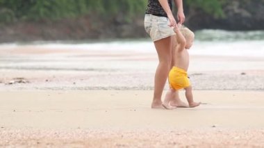 çocuk tarafından kolu olan anne gidiyor.