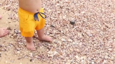 Çocuk kabuk tutan annesinin el yükseltir