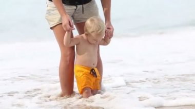 çocuk tarafından kolu olan anne gidiyor.