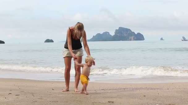 Dziecko z matką na plaży — Wideo stockowe