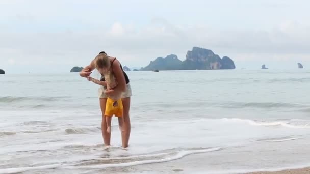 Niño con madre en la playa — Vídeo de stock