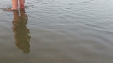 nehir yansıması ilkel kadın