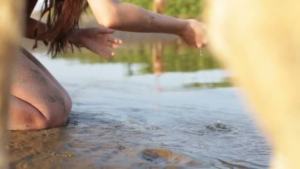 Femme primitive boit de l'eau de l'étang — Video