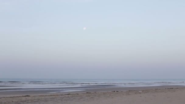 Mond hängt über dem Meer — Stockvideo