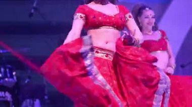 Hint Milli takım elbiseli dans kızlar