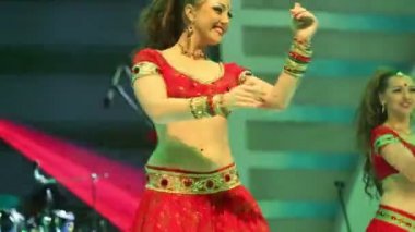 Hint elbiseyle dans kızı