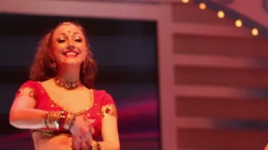 Hint Milli takım elbiseli dans kızlar