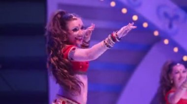 Hint Milli takım elbiseli dans kızlar