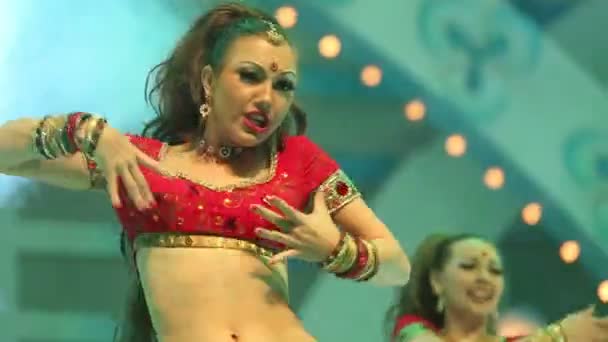 Les filles dansent en costumes indiens nationaux — Video