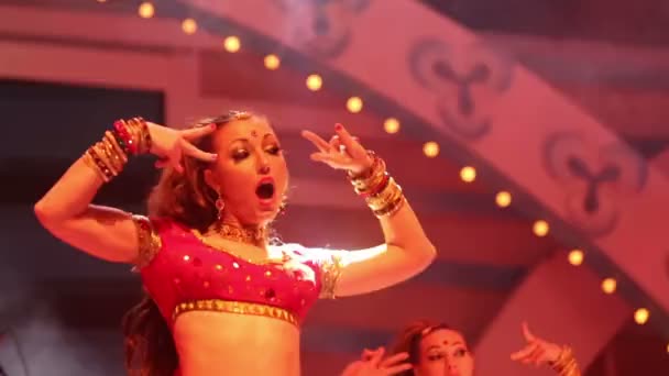 Chicas bailando en trajes indios nacionales — Vídeo de stock