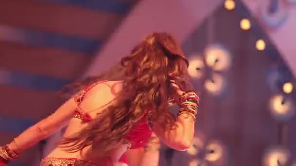 Τα κορίτσια που χορεύουν στο εθνικό ινδική κοστούμια — Αρχείο Βίντεο