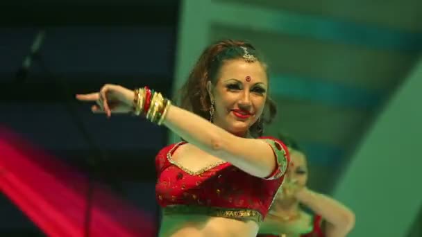 Mädchen tanzen in indischen Nationalanzügen — Stockvideo