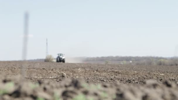 Traktor pflügt Feld um — Stockvideo