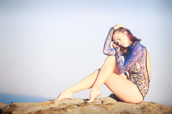 Chica gimnasta en una piedra — Foto de Stock