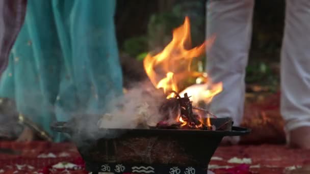 Fogo sagrado na cerimônia de casamento indiano — Vídeo de Stock