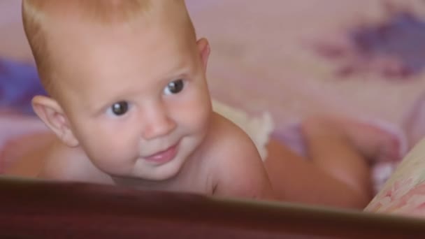 Fekvő baba — Stock videók