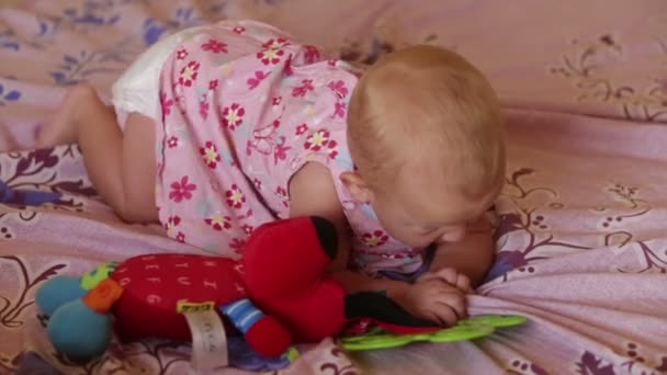 Ребенок, лежащий на кровати — стоковое видео