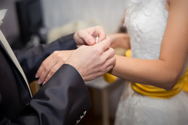 Brudgummen ger till bruden — Stockfoto