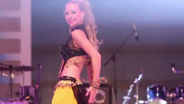 Mädchen tanzen im indischen Nationalanzug — Stockvideo