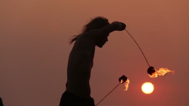 Artista masculino com poi fogo — Vídeo de Stock