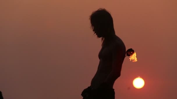 Artiste masculin avec poi feu 