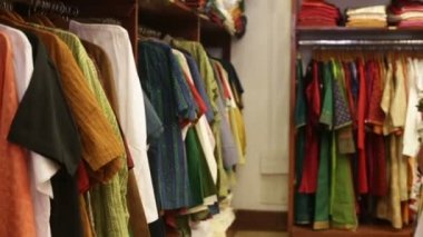 mağaza raflarında yalan lothes