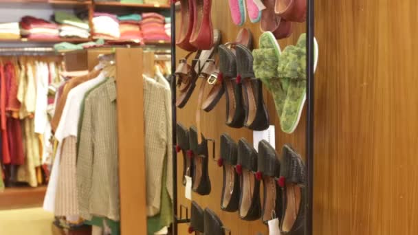 Lothes liggen op de planken in de winkel — Stockvideo