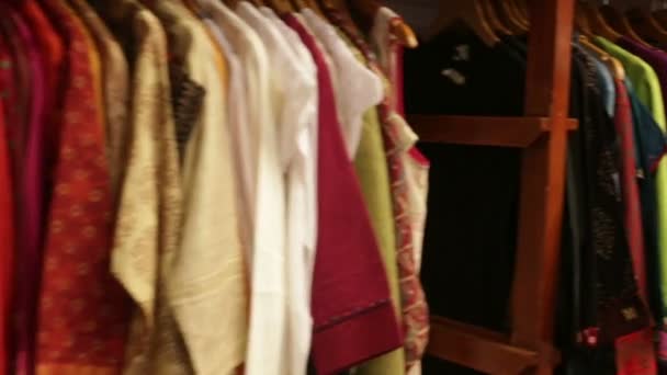 Lothes lying on the shelves in the store — Stock Video