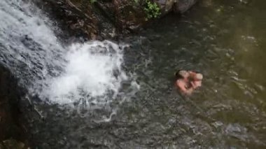 мами і дитини в водоспад