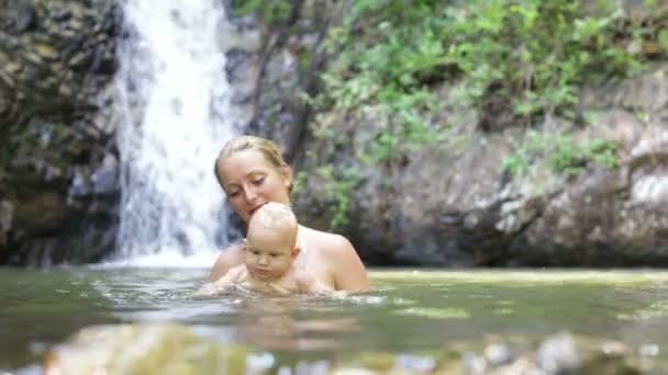 Mãe bebê mergulho — Vídeo de Stock