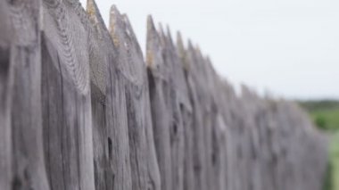 Köyde ahşap çitler var.