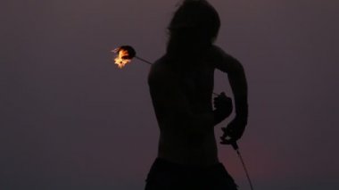 spin erkek sanatçı poi bir kayanın üzerinde ateş