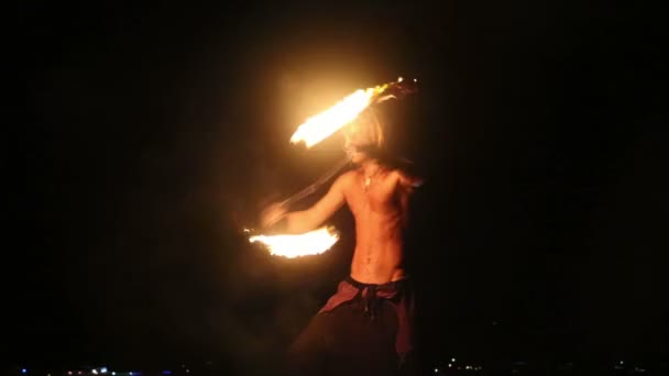 Artiste masculin des tours poi feu sur la roche — Video