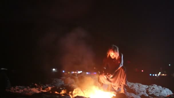 Αρσενικός καλλιτέχνης των περιστροφών αλυσίδες πάνω σε ένα βράχο με φωτιά — Αρχείο Βίντεο
