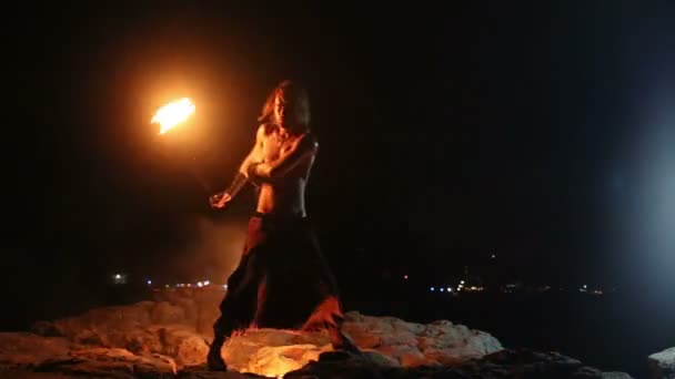 Artiste masculin des tours poi feu sur un rocher — Video