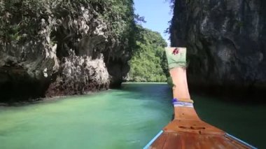 küçük tekne lagün kayalar arasında yelken