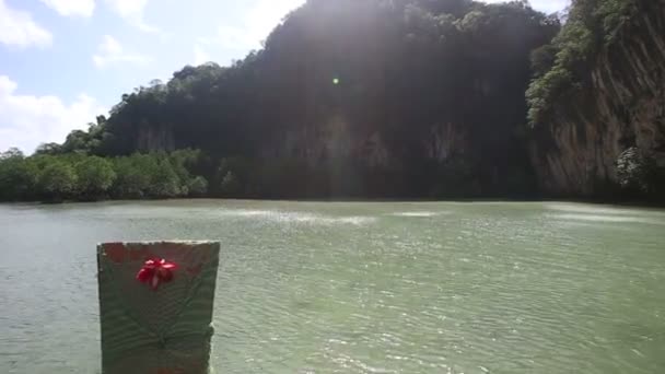 Pequeno barco navegando na lagoa entre rochas — Vídeo de Stock